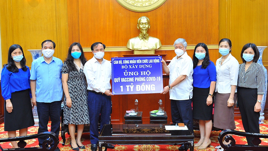 Thứ trưởng Bộ Xây dựng Nguyễn Văn Sinh trao ủng hộ Quỹ vắc xin phòng Covid-19 số tiền 1 tỉ đồng. /// Ảnh CTV