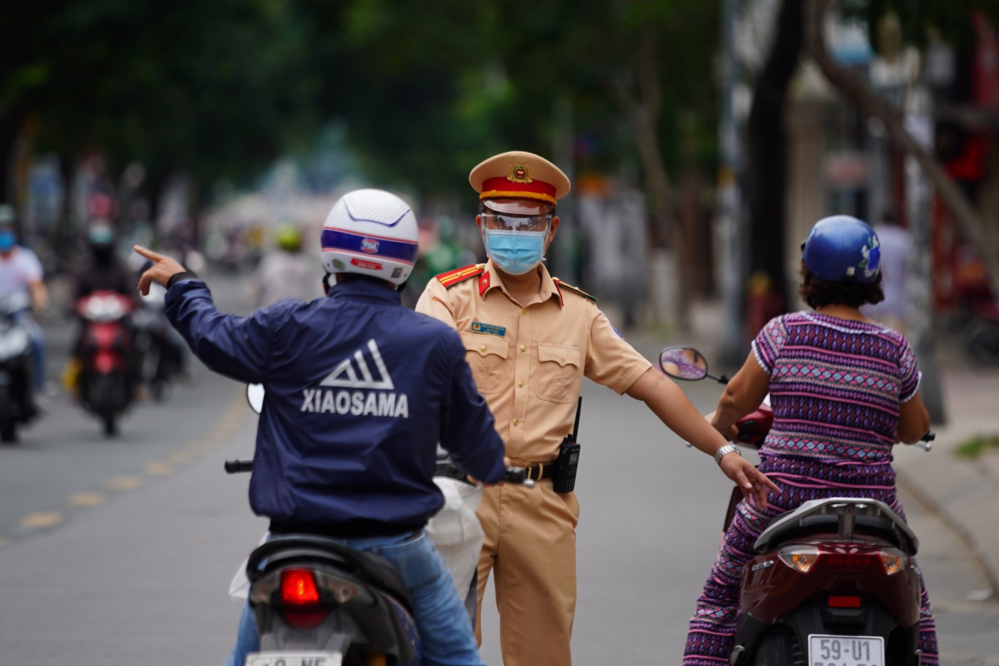 Công an lập chốt kiểm tra người dân TP.HCM ra đường không lý do: Cần trình giấy tờ gì? - ảnh 2