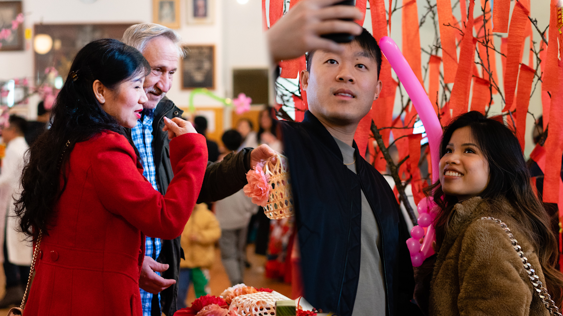 Tết ấm no của người Việt: Được quây quần bên gia đình, có đủ tiền mua sắm