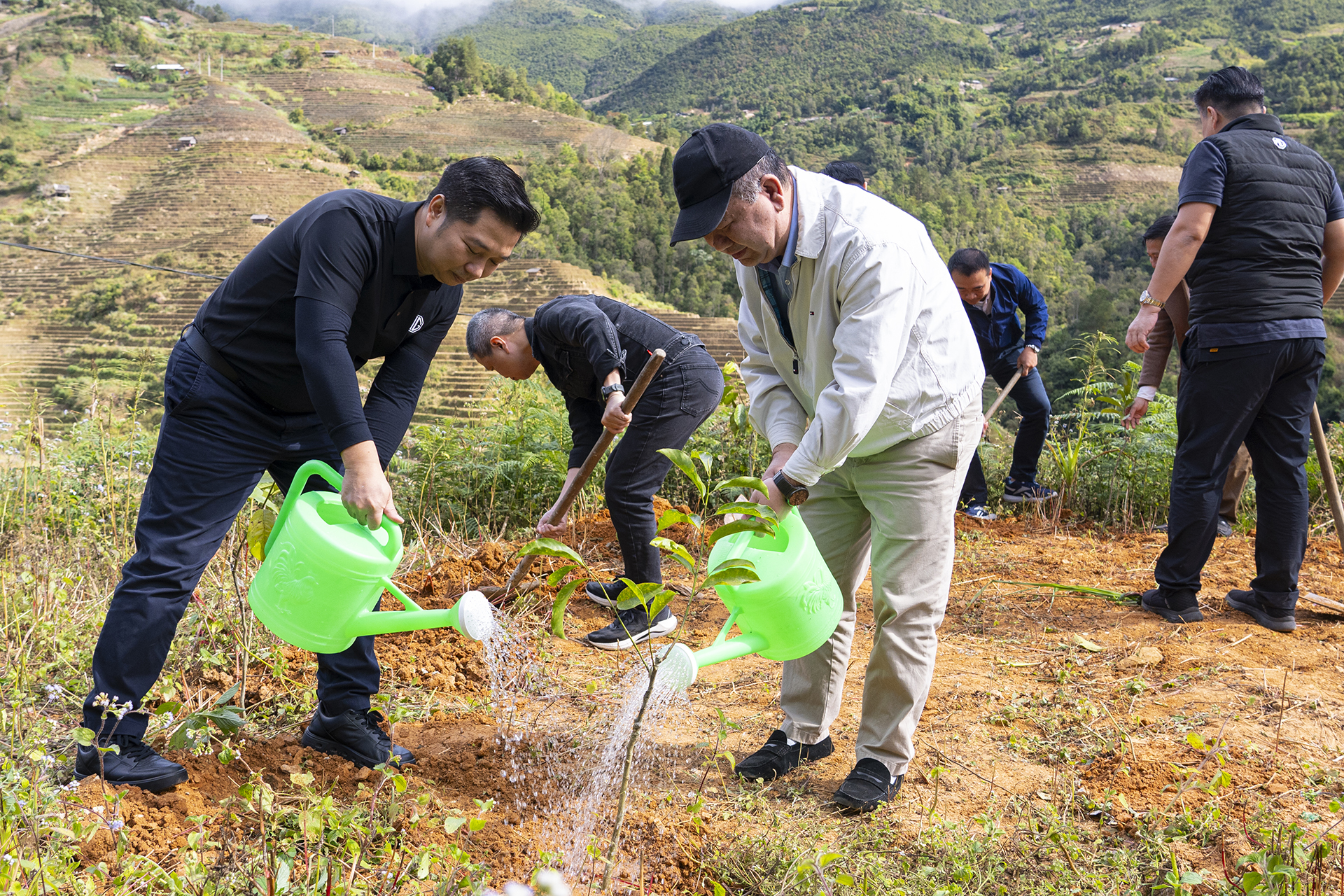 'Ươm hy vọng, sáng tương lai': lan tỏa yêu thương đến La Pán Tẩn và Tân An- Ảnh 2.