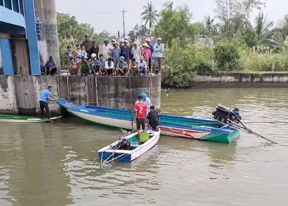 Cà Mau: Chạy vỏ lãi tông vào trụ biển báo giao thông, 1 người tử vong- Ảnh 1.