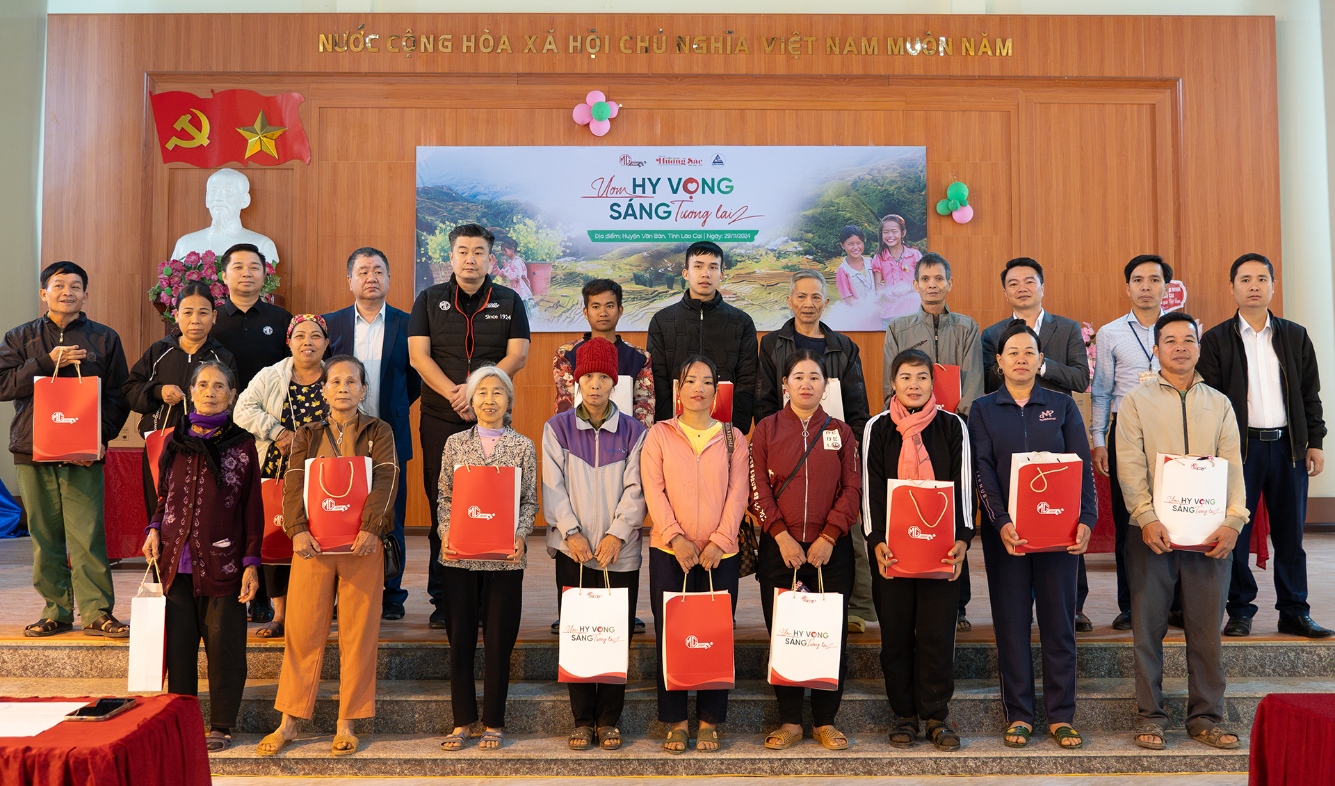 'Ươm hy vọng, sáng tương lai': lan tỏa yêu thương đến La Pán Tẩn và Tân An- Ảnh 3.