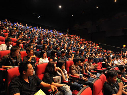 Người dân ở các đô thị lớn có nhiều điều kiện để thưởng thức nghệ thuật điện ảnh hơn dân ở các tỉnh. Trong ảnh: Khán giả xem phim tại rạp Megastar (TPHCM)