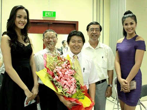 Ông Ngô Hùng Lâm (giữa) cùng khách mời, từ trái sang: Á hậu Hoàng Anh, nhà báo Nguyễn Lương Phán, ông Nguyễn Phú Bình (Nguyên đại sứ Việt Nam tại Nhật), Hoa hậu Ngọc Hân 