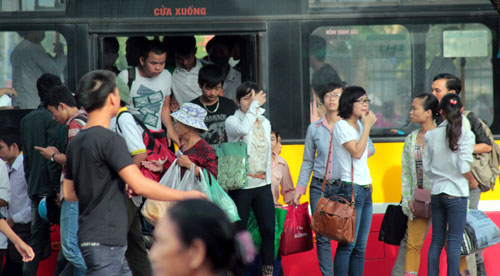 Các tuyến buýt về bến Giáp Bát chật cứng hành khách tìm xe về quê 