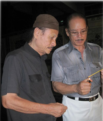 Diễn viên Trần Quang (phải) và Lê Cung Bắc tại nhà tang lễ
