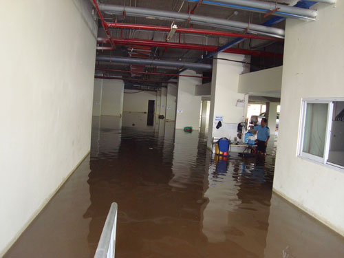Tầng hầm CC Tân Mai ngập trong nước