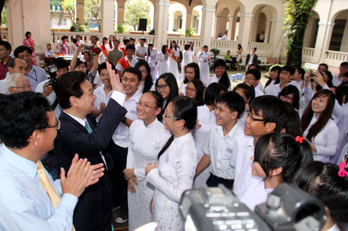 Thủ tướng Nguyễn Tấn Dũng cùng HS Trường THPT chuyên Lê Hồng Phong (TP.HCM) chào mừng lễ khai giảng 