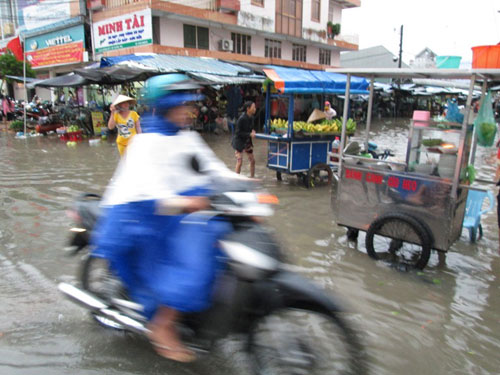 Cơn mưa lớn nhất từ đầu năm tới nay gây không ít khó khăn cho người dân kinh doanh mua bán