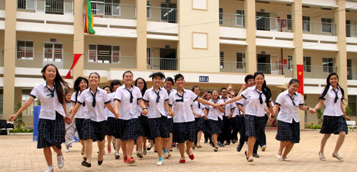 Lớp HS đầu tiên của Trường THPT Trần Văn Giàu, Q.Bình Thạnh, TP.HCM trong niềm vui ngày khánh thành trường 