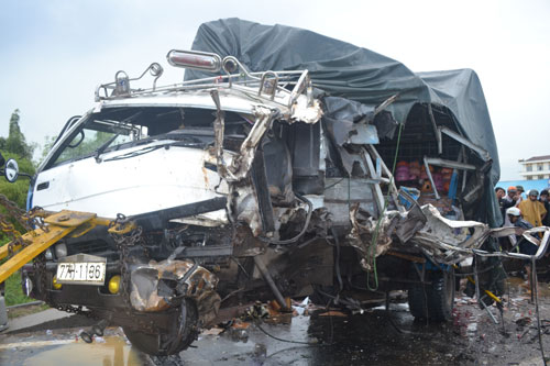Vụ tai nạn làm xe tải  77H-1136 bị hư hỏng nặng