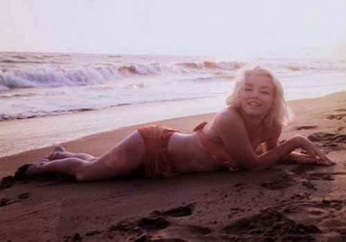 Kỷ niệm 50 năm ngày mất của Marilyn Monroe - Những tấm ảnh áo tắm đầu tiên của Marilyn Monroe đã lọt vào mắt xanh của nghệ sĩ nhiếp ảnh gia tài danh David Conover. Từ tháng 6.1946, Marilyn Monroe bắt đầu được chú ý sau khi những bức ảnh của cô xuất hiện trên hàng loạt tạp chí ở Mỹ. Đây cũng là thời điểm Marilyn Monroe dứt tình với James Dougherty