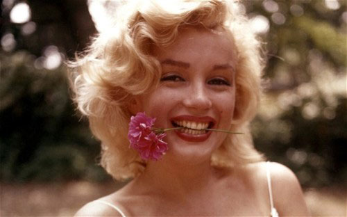 Cũng chính thời điểm này, Norma Jeane Mortenson chính thức thay tên đổi họ sang thành Marilyn Monroe, một nghệ danh được mô phỏng theo tên của ngôi sao ca nhạc Marilyn Miller