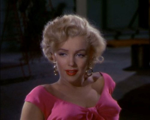 Đặc biệt với bộ phim Niagara (1953), một Marilyn Monroe tóc vàng xinh đẹp, quyến rũ, hớp hồn đã làm chao đảo cả thế giới điện ảnh. Marilyn Monroe trở thành biểu tượng sắc đẹp là “giấc mơ” của mọi quý ông Mỹ
