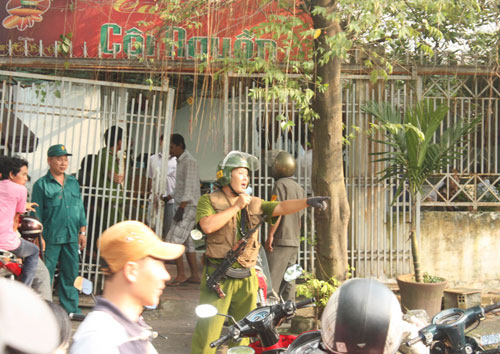 Vây bắt nghi can bán ma tuý cố thủ trong nhà 2