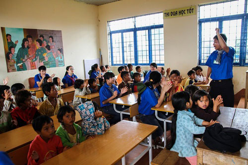 Phòng học của trường tiểu học là nơi tập trung thiếu nhi và sinh hoạt đầu giờ
