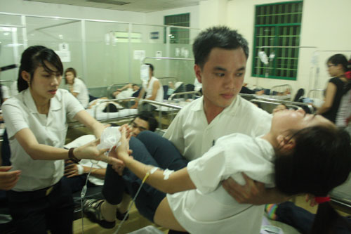 Công nhân công ty TNHH Fujikura (KCN VSIP I, Thuận An, Bình Dương) nhập viện sau bữa ăn tối 25.5