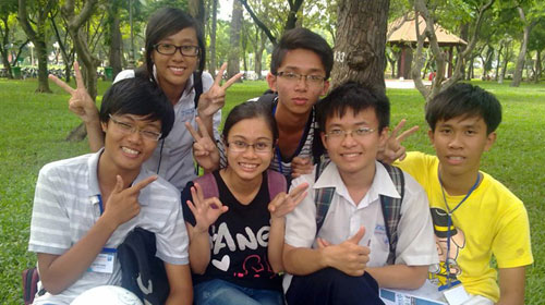 Nguyễn Khánh (bìa trái, hàng đầu) cùng nhóm bạn thực hiện dự án Hành động đẹp, ý nghĩa hay 