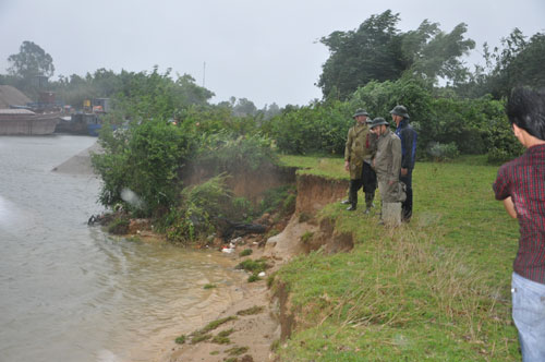Lãnh đạo tỉnh Quảng Ninh và thành phố Móng Cái đi kiểm tra và gia cố những đoạn đê xung yếu của Móng Cái trước khi bão số 5 đổ bộ