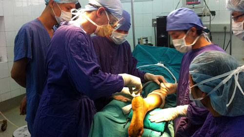 Phẫu thuật điều trị đứt gân Asin cho bệnh nhân N.T.H. tại Bệnh viện Việt Đức 