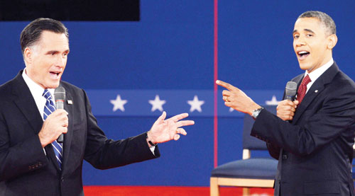Khác với lần trước, Tổng thống Obama (phải) tỏ ra lấn lướt đối thủ Romney 