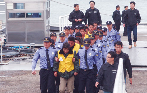 Tuần duyên Hàn Quốc áp giải các ngư dân Trung Quốc bị bắt