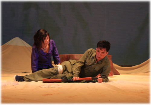 "m binh" rắc số phận trên cát - Bà mẹ mất con (NSƯT Hoàng Yến, trái) ra sức cứu giúp chiến sĩ giải phóng quân (Trọng Hiếu) 