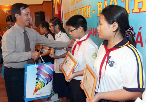 Ông Nguyễn Quang Thông - Tổng biên tập Báo Thanh Niên trao học bổng cho con em những người phát hành sách báo trên địa bàn TP.HCM 