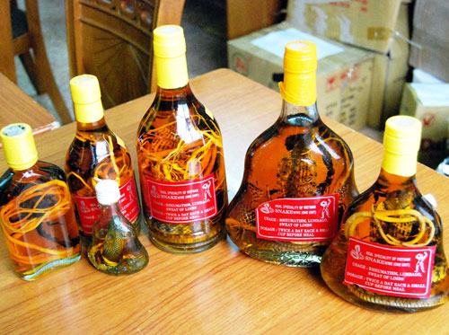 Cơ quan chức năng cũng tịch thu hơn 30 chai rượu ngâm xác động vật các loại nhưng không rõ nguồn gốc, xuất xứ bày bán trên địa bàn Đà Lạt  