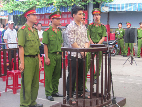 Bị cáo Nguyễn Thế Anh đứng nghe tuyên án