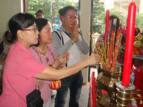 NSƯT Thanh Vy, Thanh Dậu và NS Vũ Minh Vương khấn nguyện trước bàn thờ tổ tại Ban ái hữu Nghệ sĩ TPHCM