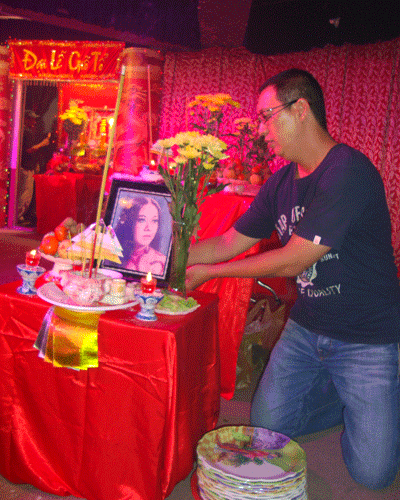 NS Hà Linh chuẩn bị bàn thờ của mẹ - cố NSƯT Thanh Nga tại sân khấu Kịch Hồng Vân
