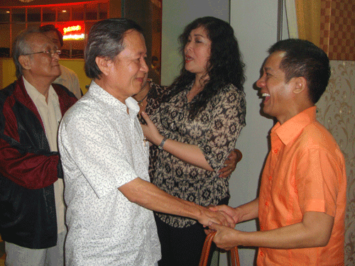 Tác giả Lê Duy Hạnh, đạo diễn Huỳnh Minh Nhị vui mừng gặp lại NSND Hồng Vân, NS Minh Nhí sau chuyến lưu diễn vỏ 