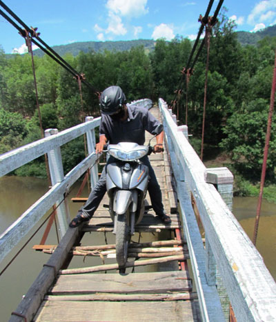 Cầu treo Cà Thêu bị xuống cấp, nhiều đoạn mặt cầu mất ván rất nguy hiểm cho người qua cầu