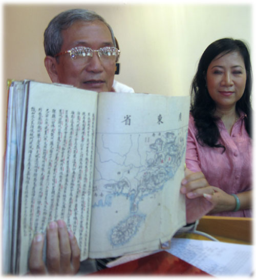 Nhà nghiên cứu Trần Đình Sơn tại buổi công bố và bản đồ trong phần Quảng Đông khảo lược cho thấy tận cùng biên giới phía nam của Trung Quốc chỉ ngang tới đảo Hải Nam 