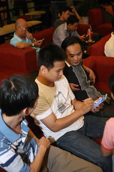 Galaxy Note II xuất hiện ấn tượng ở Hà Nội và TP HCM 1
