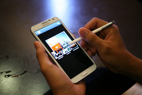 Galaxy Note II xuất hiện ấn tượng ở Hà Nội và TP HCM 3
