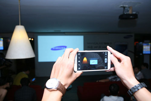 Galaxy Note II xuất hiện ấn tượng ở Hà Nội và TP HCM 4