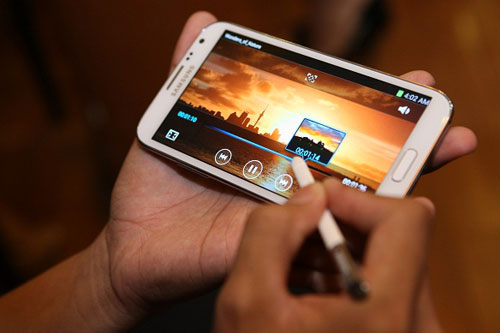 Galaxy Note II xuất hiện ấn tượng ở Hà Nội và TP HCM 5