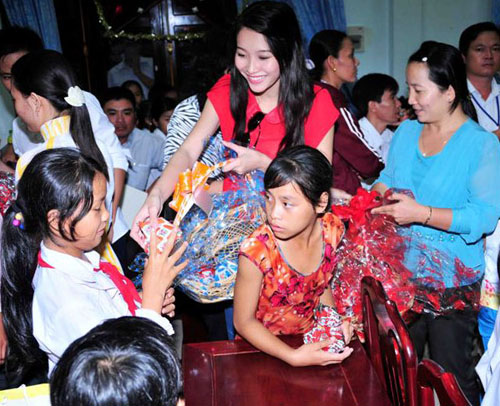 Hoa hâu Đặng Thu Thảo tặng quà trung thu cho trẻ em nghèo ở H.Hồng Dân