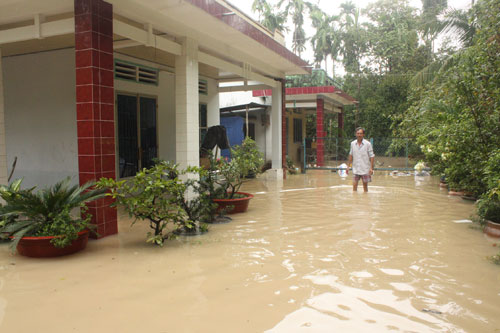 Nhiều hộ dân phường An Thạnh bị ngập sâu trong nước vào trưa 29.9