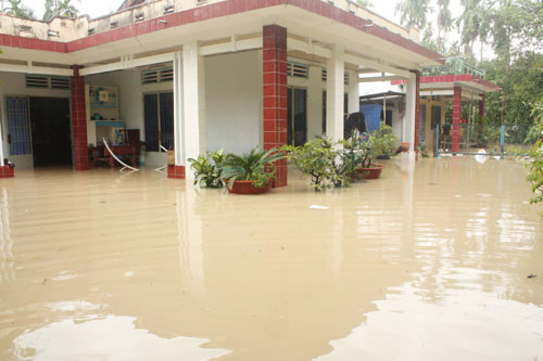 Hàng chục căn nhà dân bị ngập sâu trong nước sáng 29.9