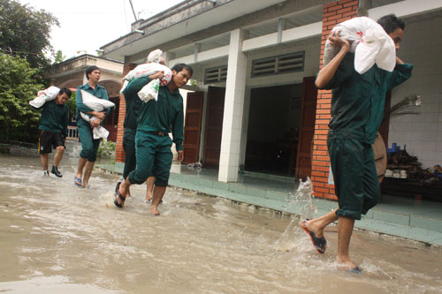  Lực lượng dân quân dùng bao cát ngăn nước lũ