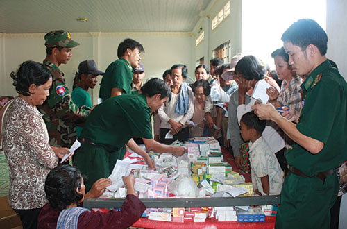 Giúp người nghèo Campuchia