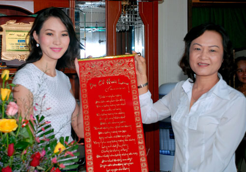 Phó Chủ tịch UBND tỉnh Bạc Liêu Lê Thị Ái Nam (bìa phải) chúc mừng tân Hoa hậu