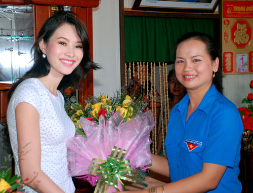 Bí thư Tỉnh đoàn Trương Hồng Trang cũng chúc mừng thành công của Đặng Thu Thảo