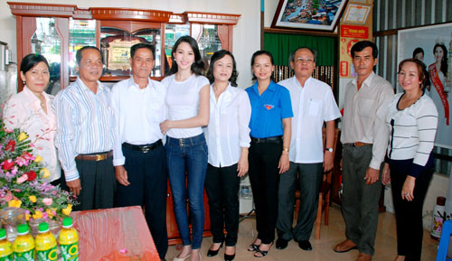 Hoa hậu Việt Nam Đặng Thu Thảo rạng rỡ chụp ảnh lưu niệm cùng các vị lãnh đạo tỉnh Bạc Liêu và gia đình 