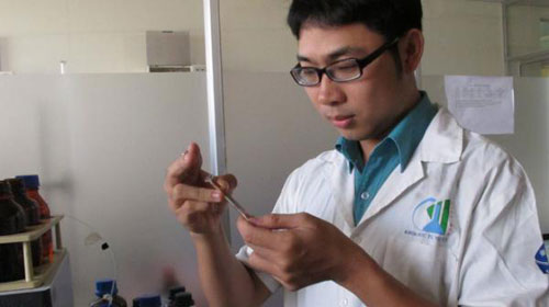 Trương Lâm Sơn Hải làm việc tại phòng thí nghiệm