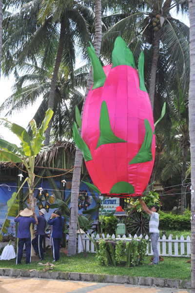 Một khinh khí cầu mini hình trái thanh long được một resort trưng bày nhân lễ hội VIHABF 2012 1 