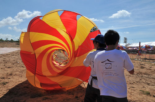 Một khinh khí cầu mini hình trái thanh long được một resort trưng bày nhân lễ hội VIHABF 2012 2 